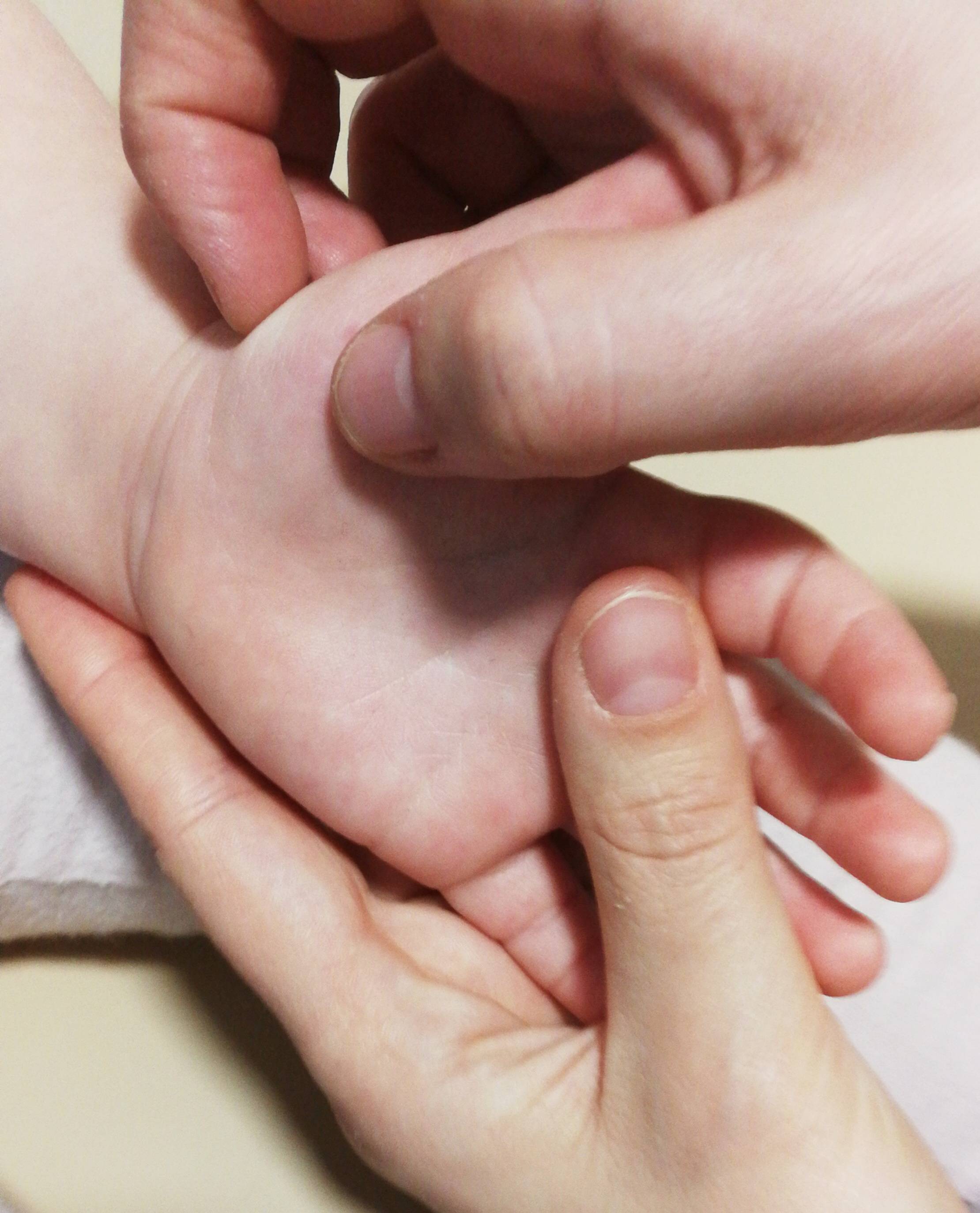 Kinder-Tuina an der Hand